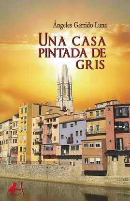 UNA CASA PINTADA DE GRIS