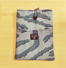 BOLSA PORTALIBROS MODERNA GRANDE. BY LONGA VIDA